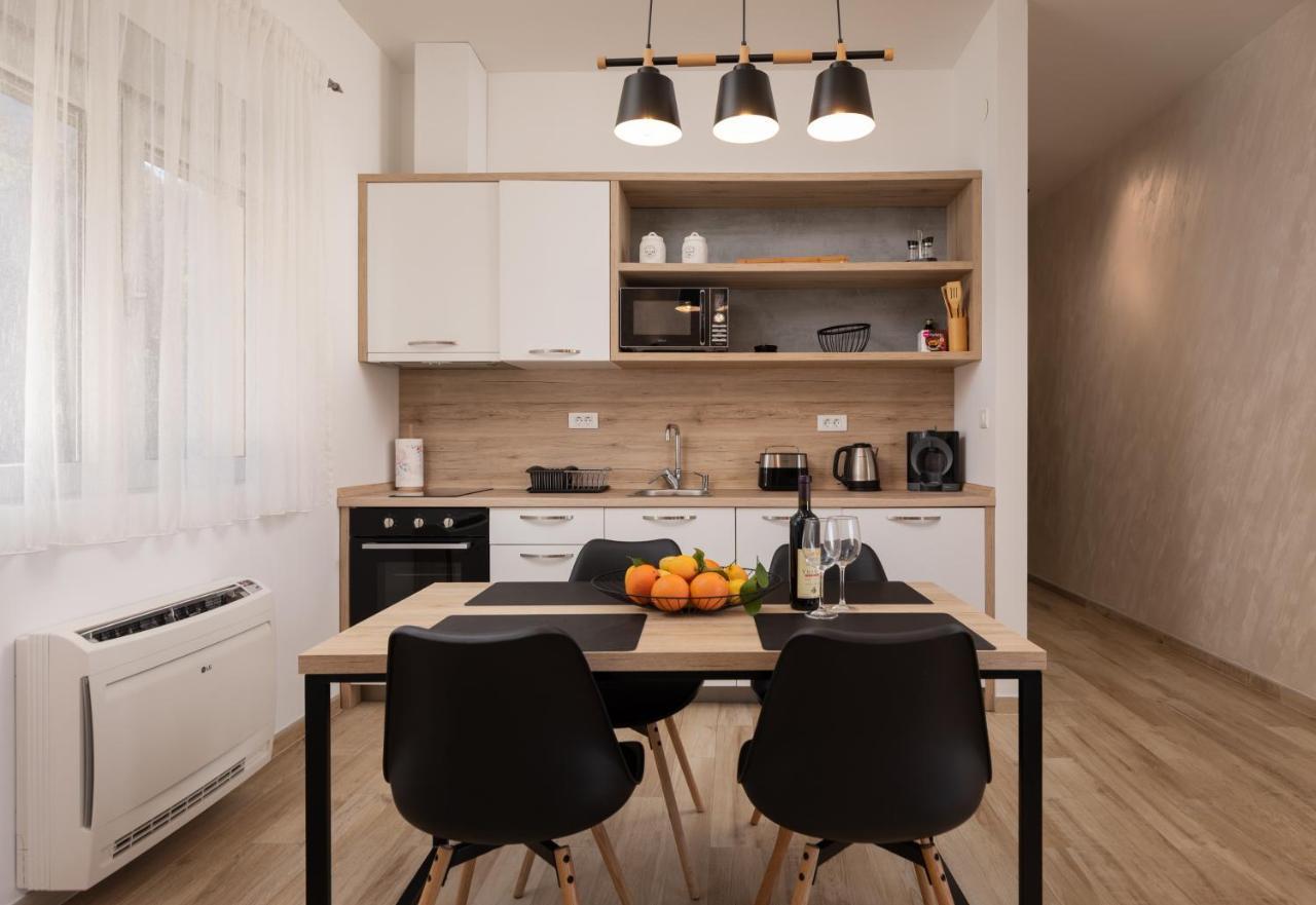 Bonintro Lux Apartment Kotor Bagian luar foto