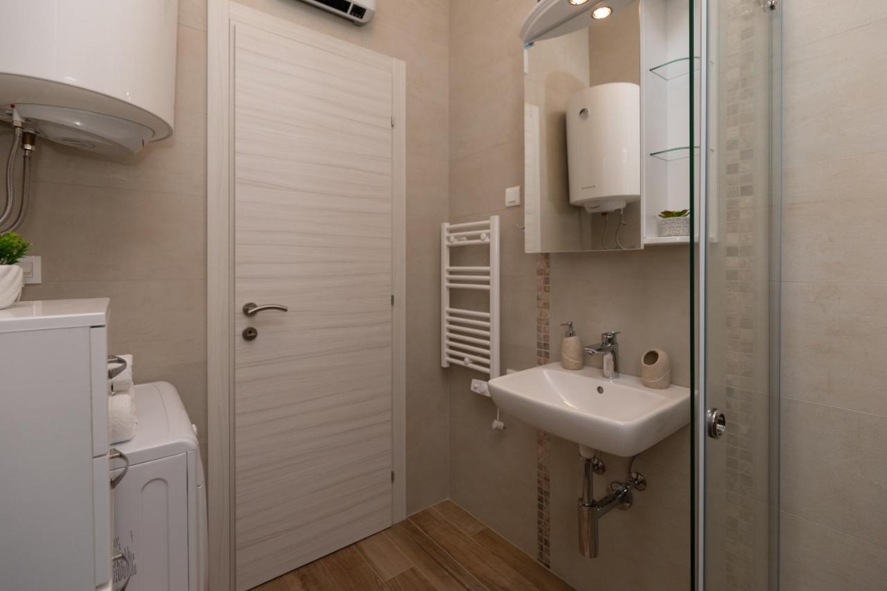Bonintro Lux Apartment Kotor Bagian luar foto