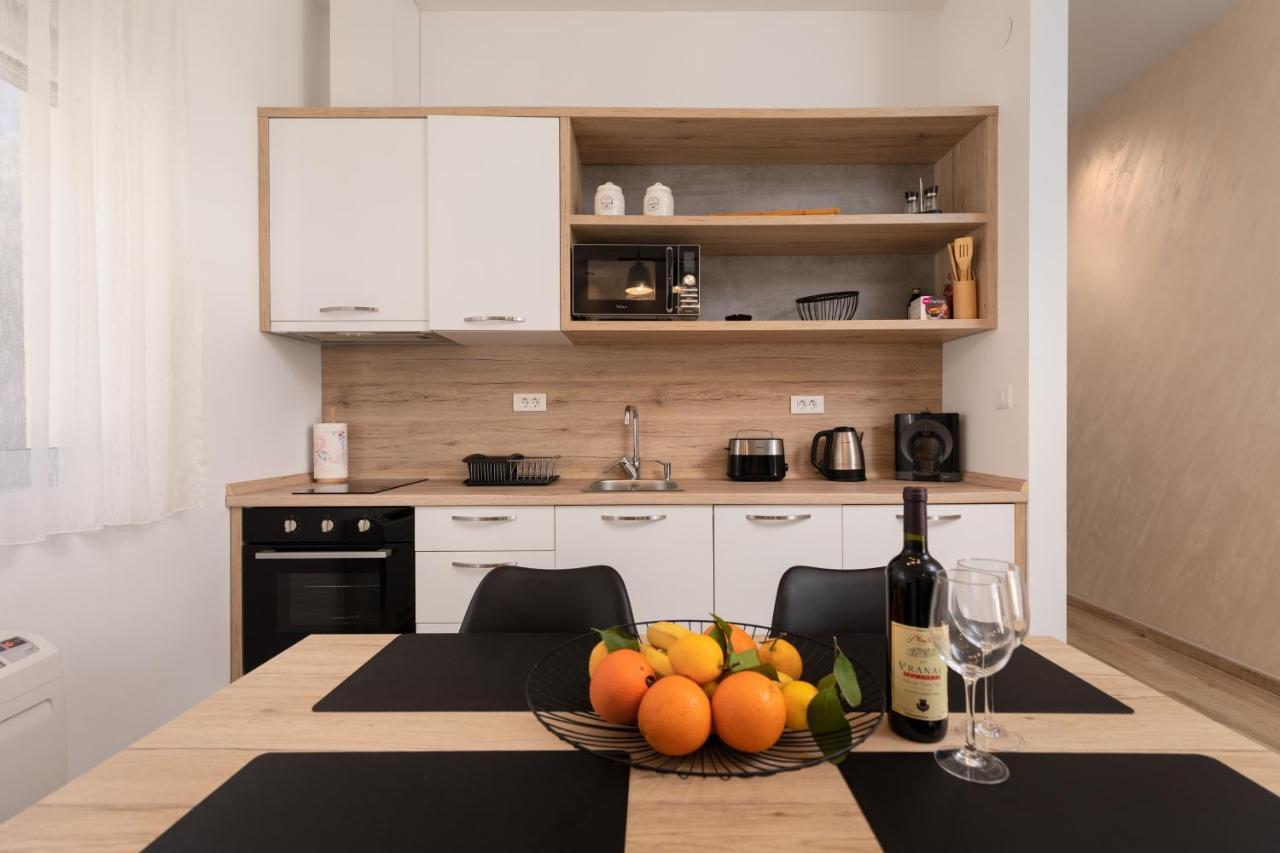 Bonintro Lux Apartment Kotor Bagian luar foto